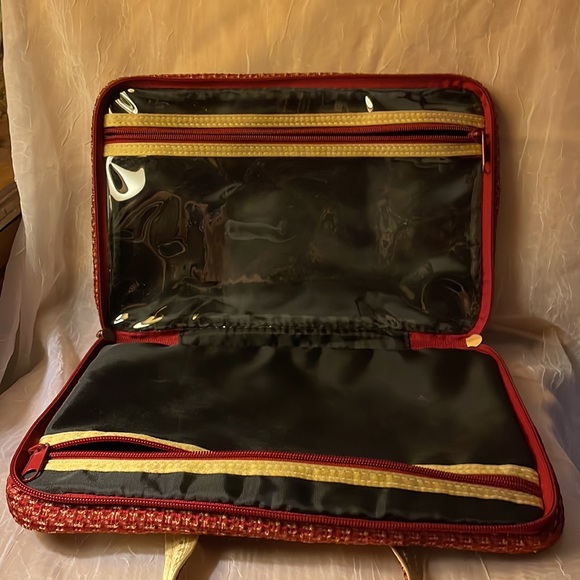 Celebrity travel bag w/handles & matching makeup bag. rusty red with gold trim - Picture 4 of 9